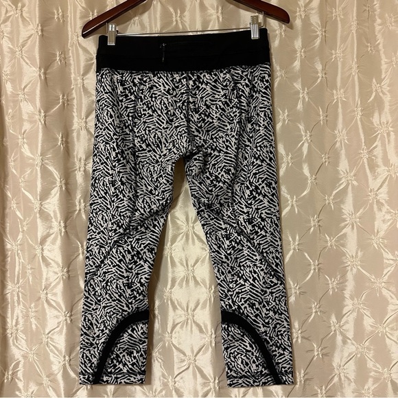 Lululemon Run: Inspire Crop II Leggings Animal Black White - Picture 7 of 14